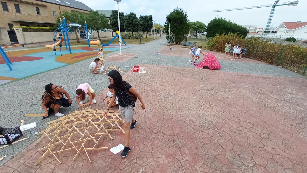 Actividad de juego en un espacio público
